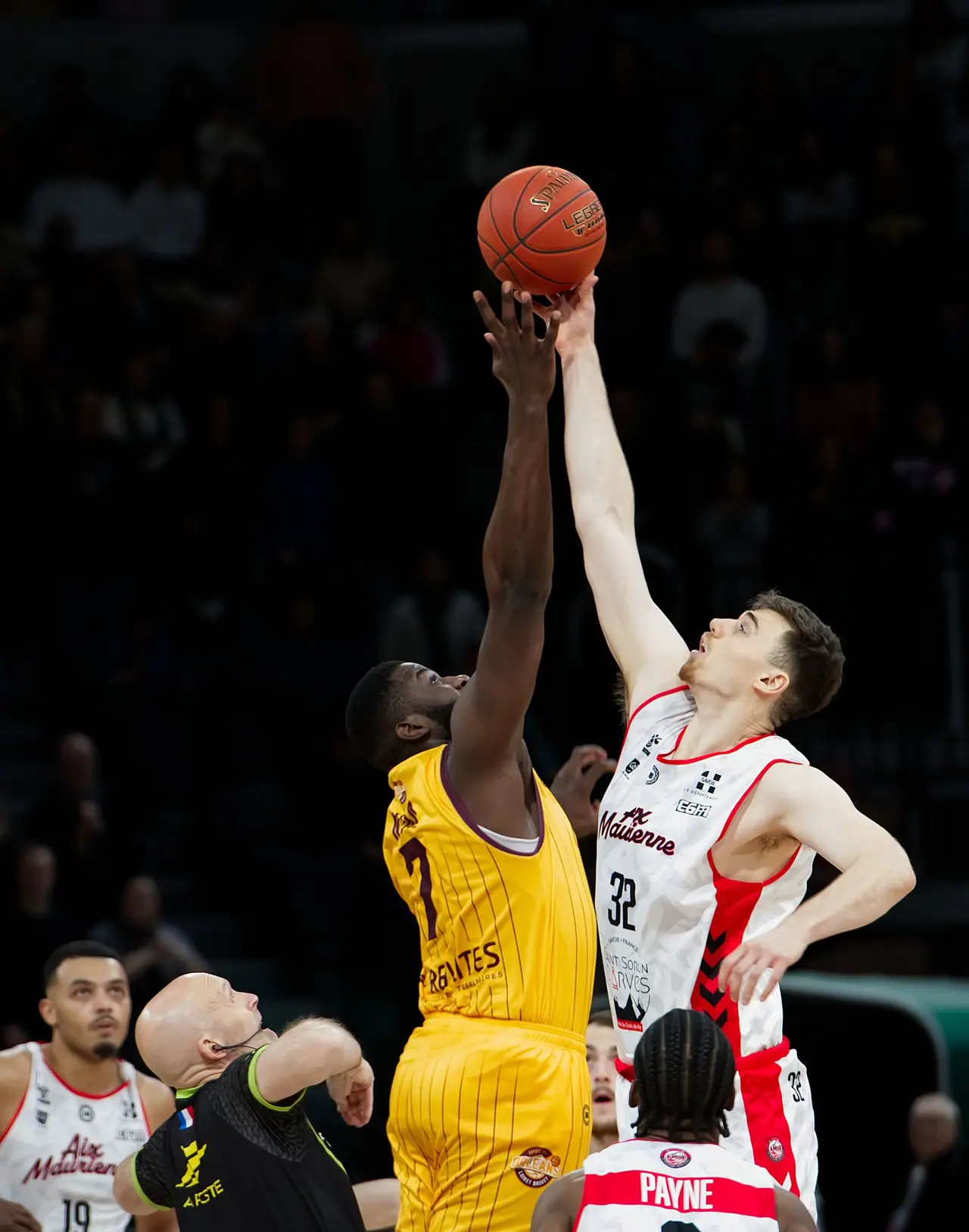 Entre-deux lors d’un match de basketball