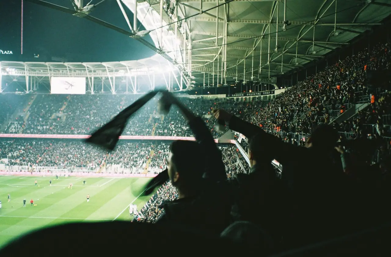 Match de football en nocturne dans un stade plein